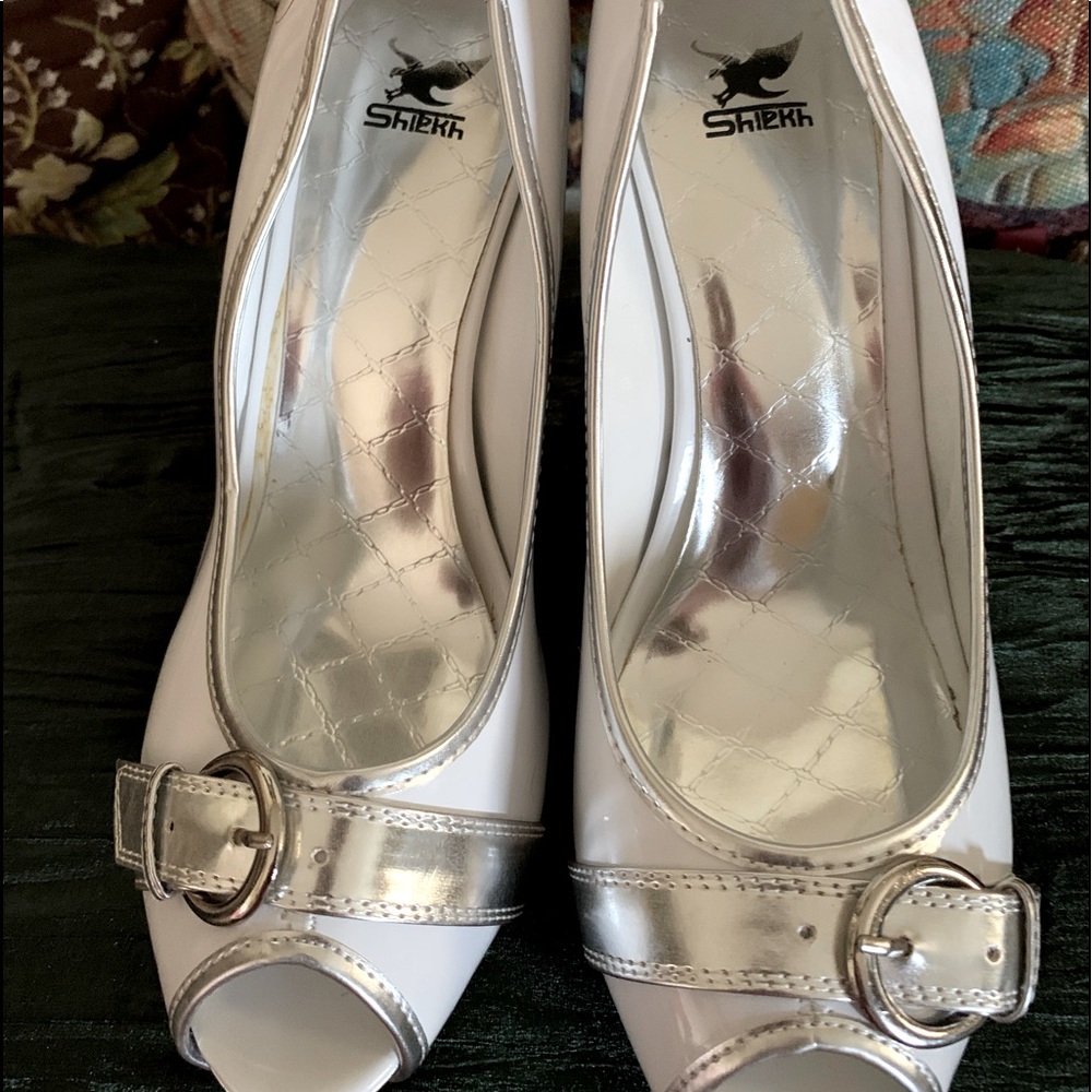 Sexy Silver & White 4 1/2 in gently worn heels 10M